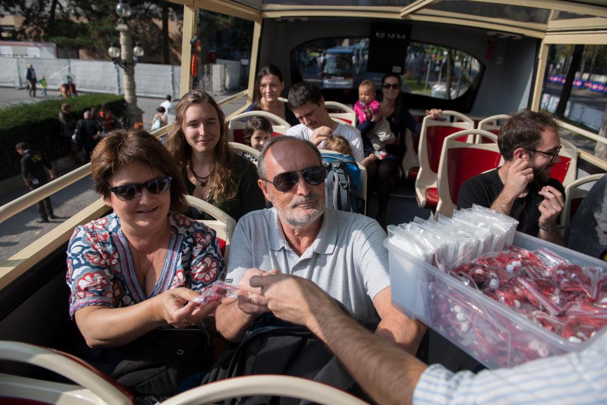 skupina ljudi, ki sedijo na avtobusu
