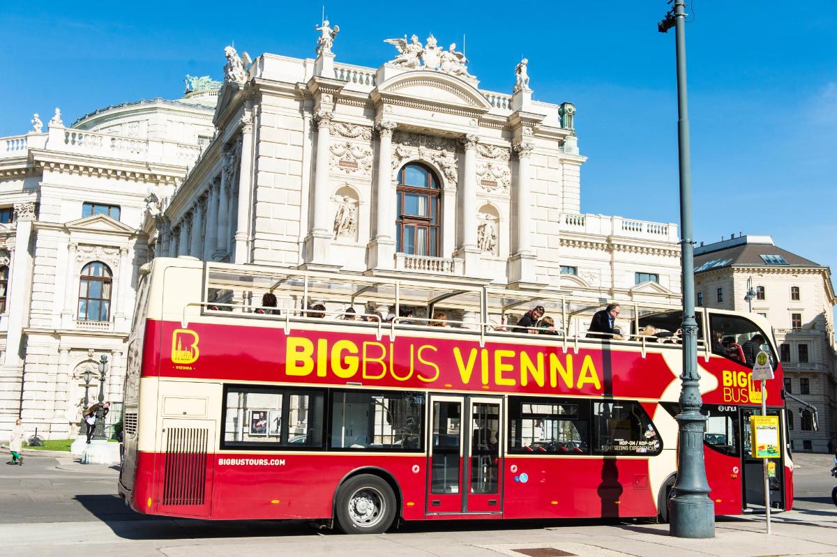 un autobus rosso a due piani parcheggiato davanti a un edificio