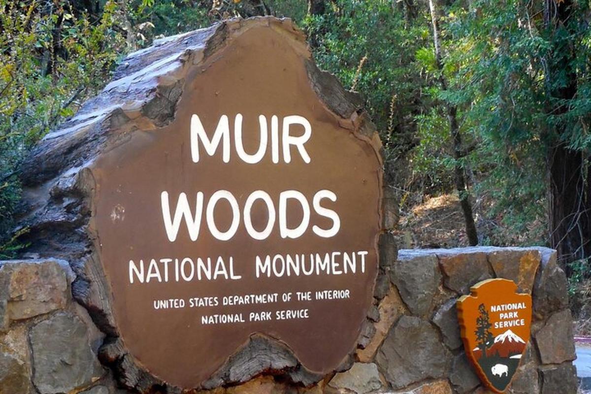 uma placa para o monumento nacional de mirt woods
