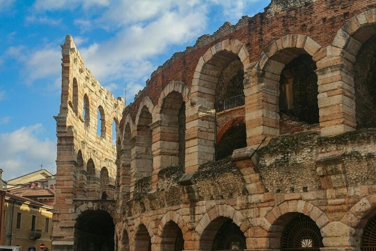 un grande edificio in mattoni con archi e una chiesa