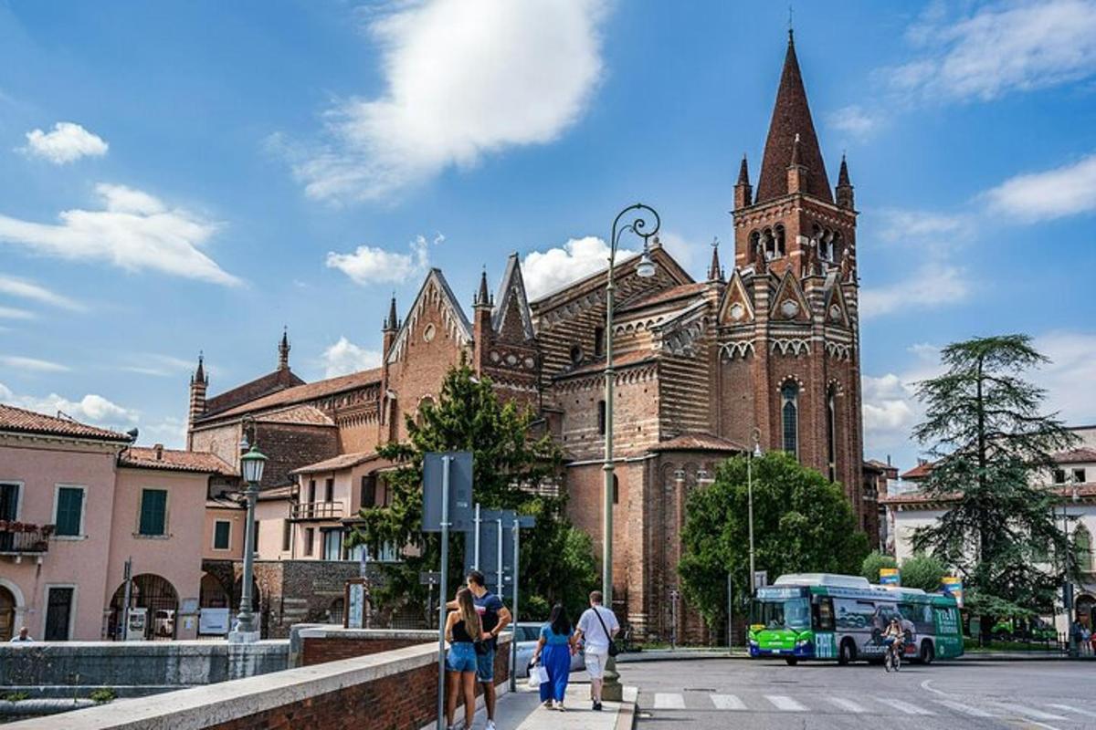 kościół z wieżą zegarową i autobusem