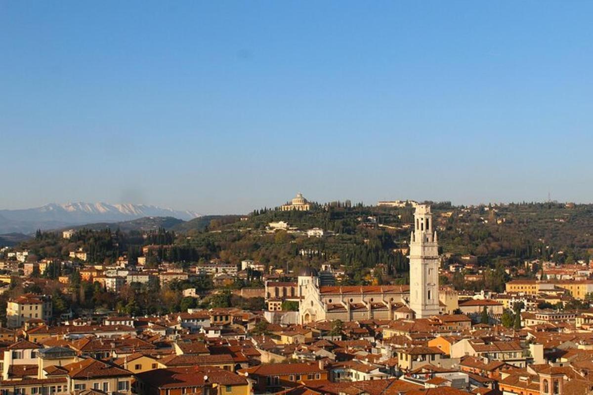 una vista di una città con una torre dell'orologio e degli edifici