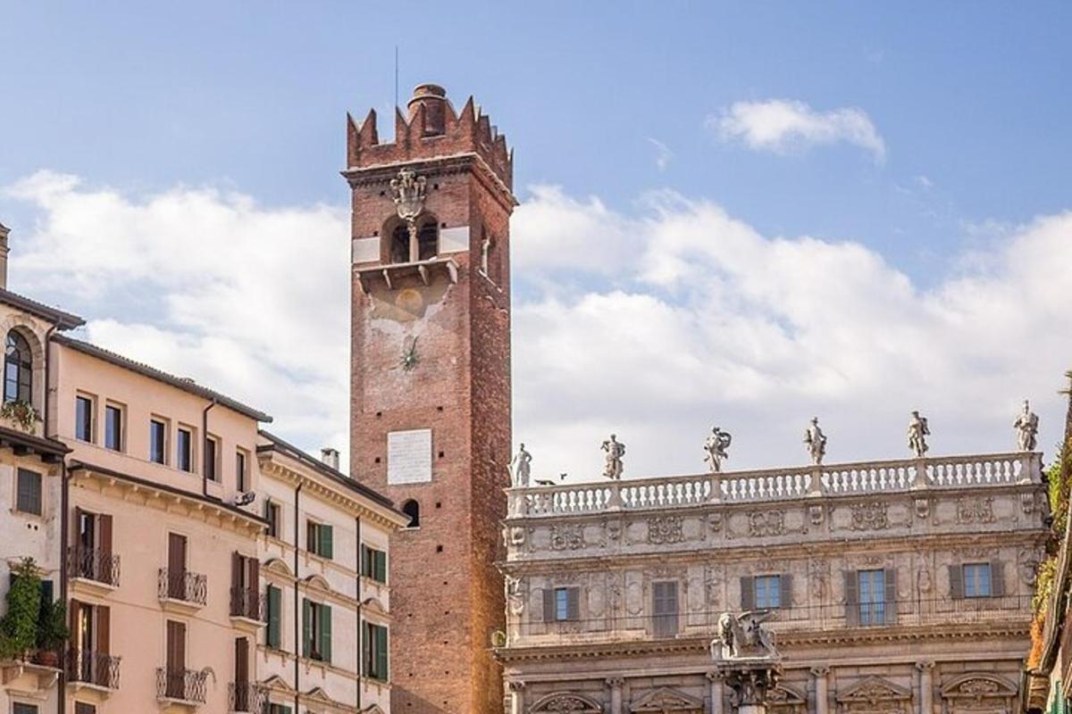 una torre alta con un orologio in cima a un edificio
