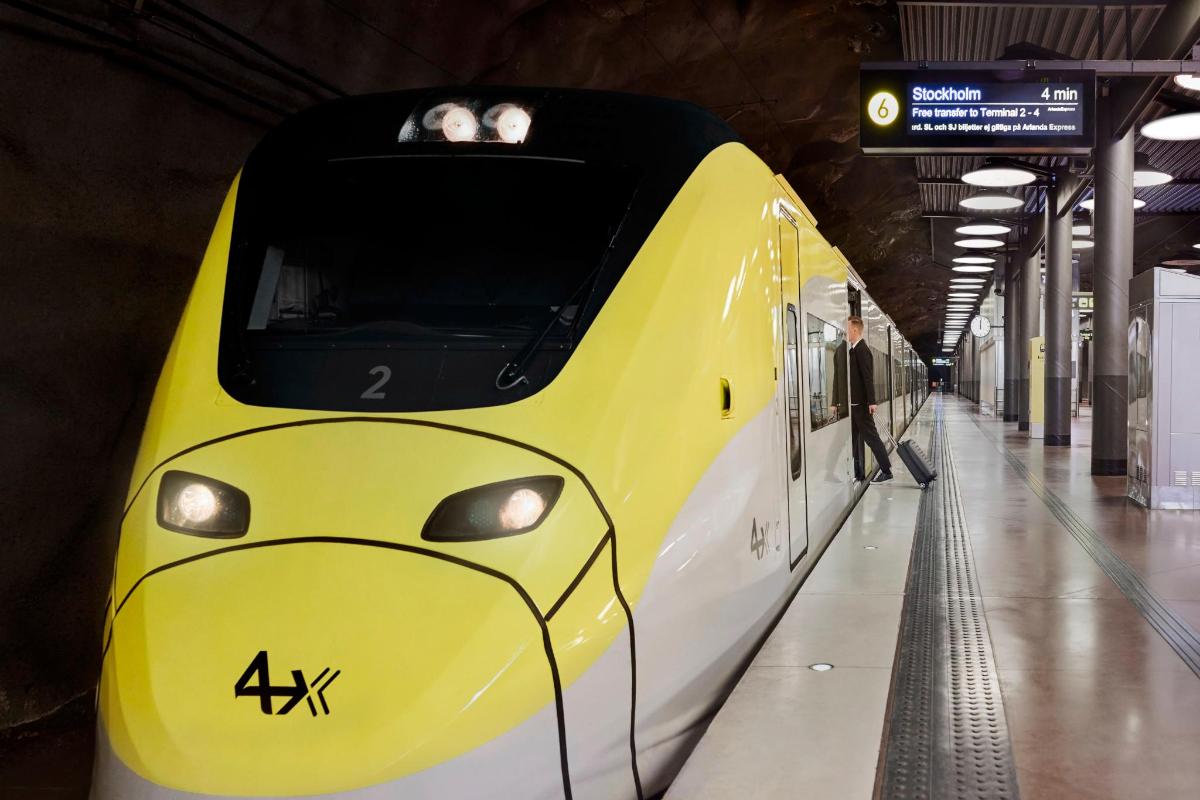 egy sárga-fehér vonat egy metróállomáson