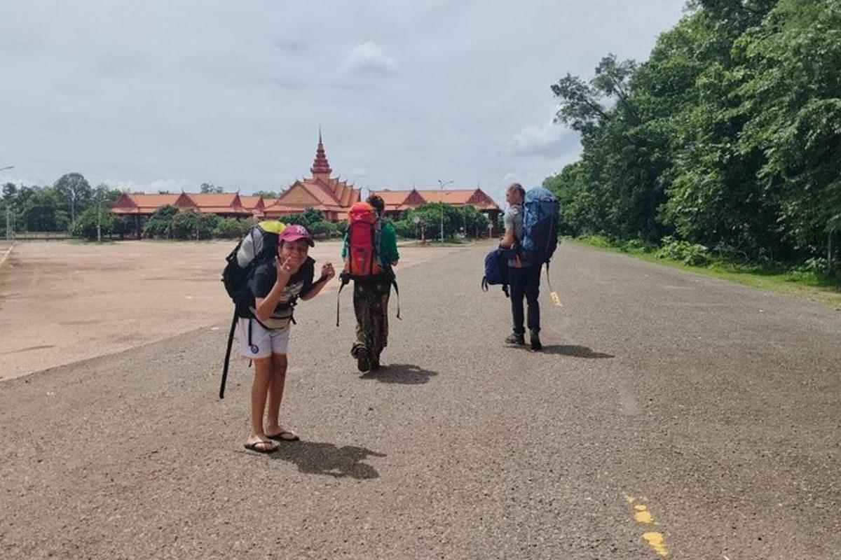một nhóm người đang đi bộ trên đường với ba lô