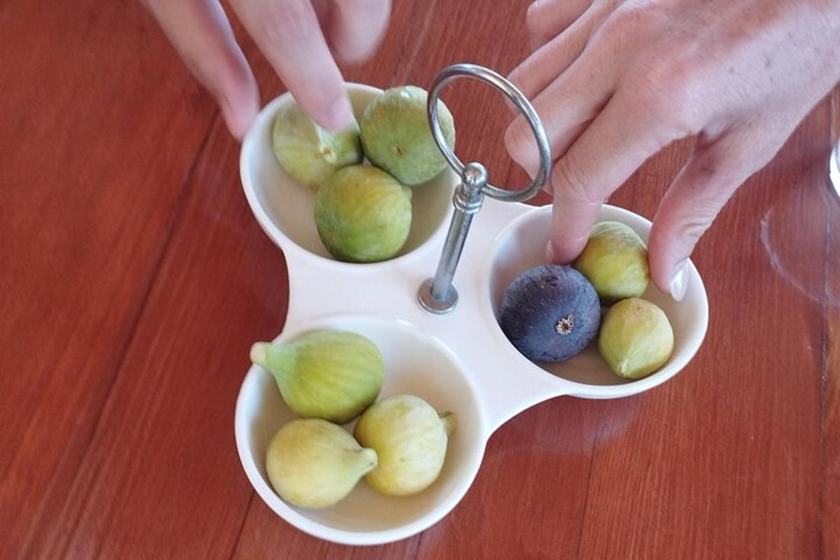 oseba, ki drži ključ v skledi s sadjem