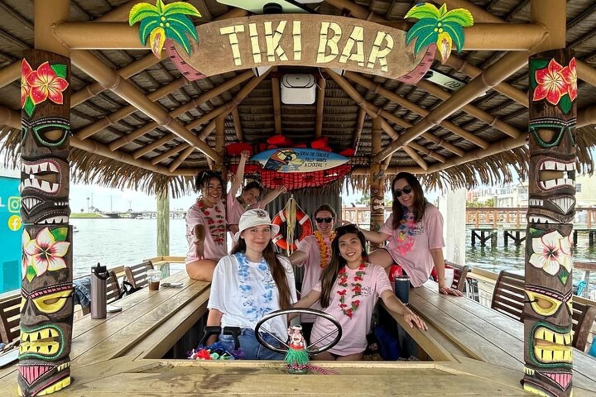 um grupo de pessoas sentadas em um barco na água
