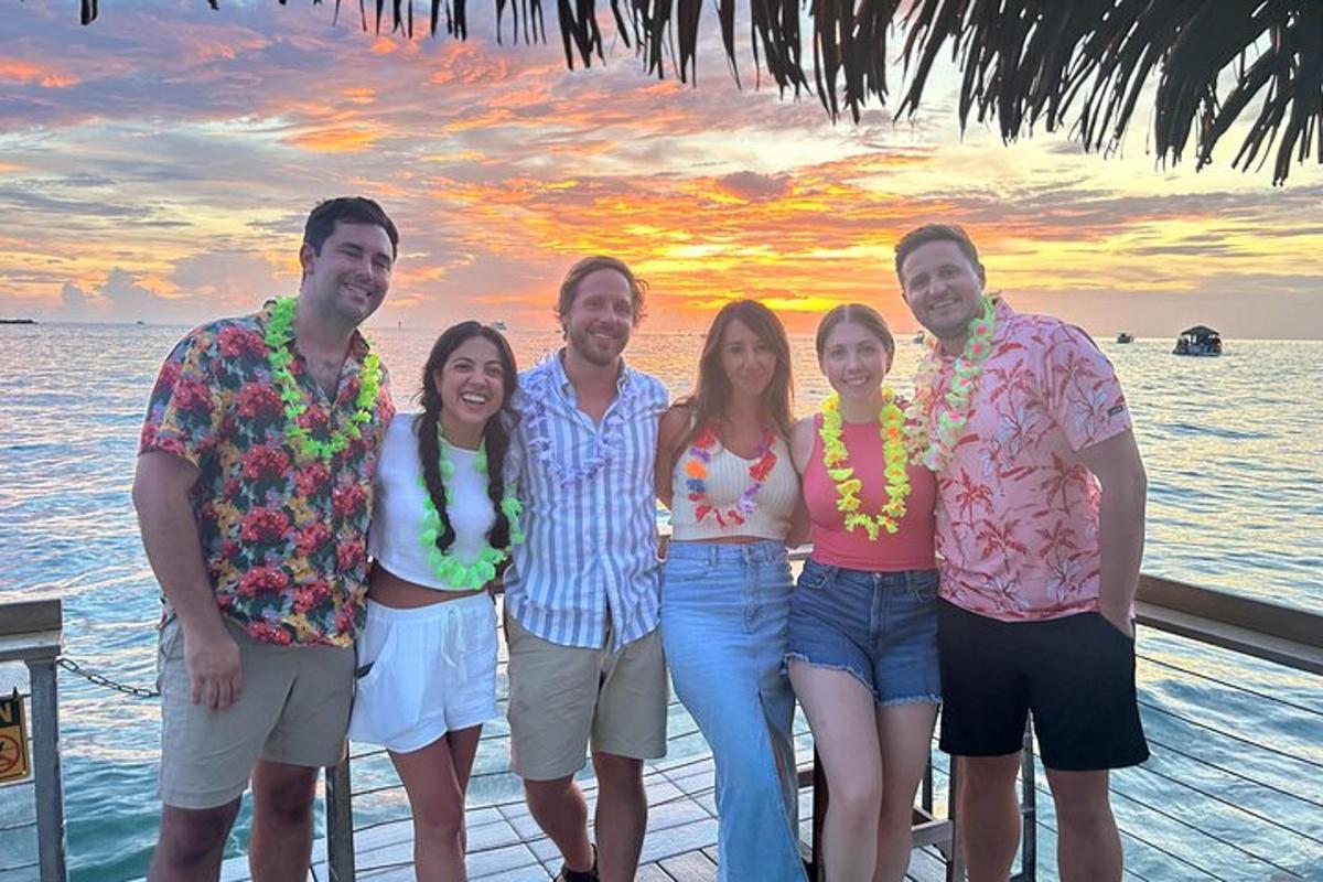 um grupo de pessoas posando para uma foto em um barco