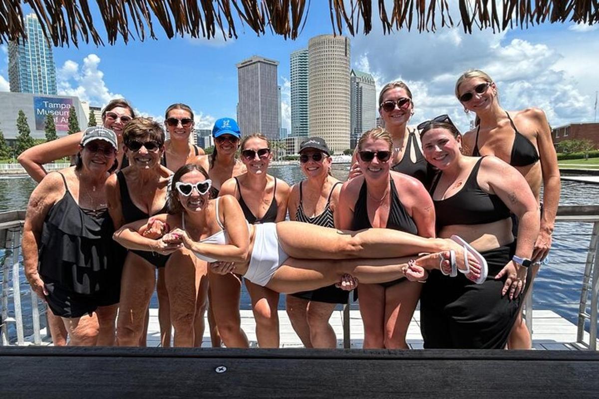 um grupo de mulheres em trajes de banho posando para uma foto