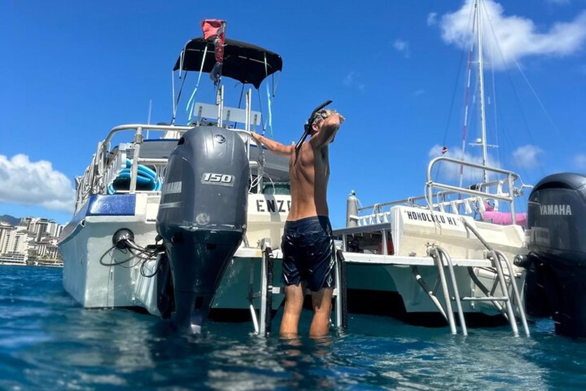 isang lalaki ang bumababa sa isang bangka sa tubig