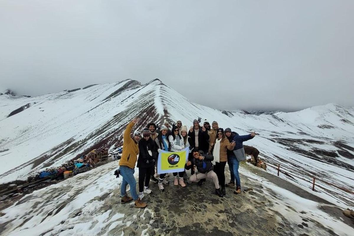 un gruppo di persone in piedi sulla cima di una montagna