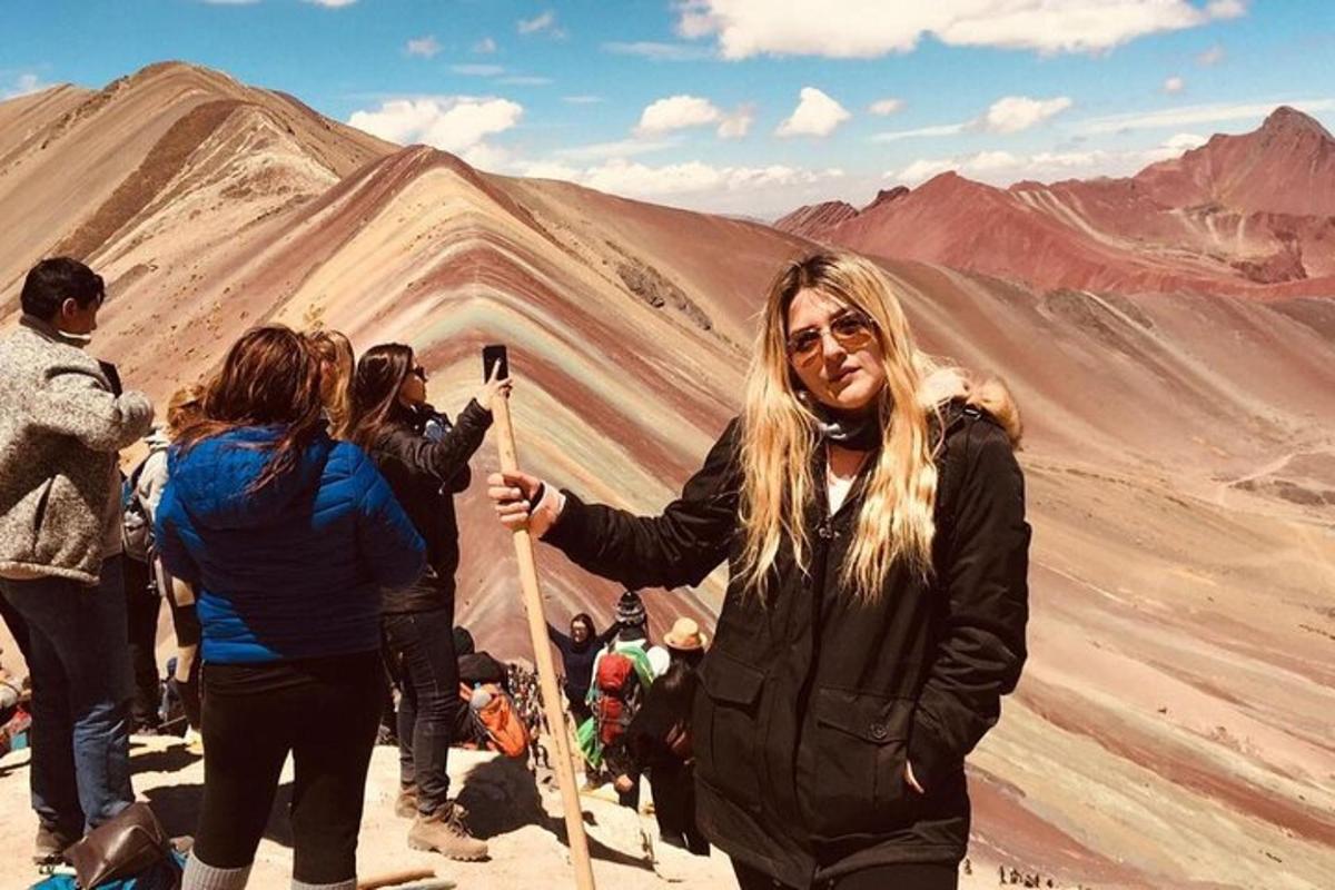 un gruppo di persone in piedi sulla cima di una montagna