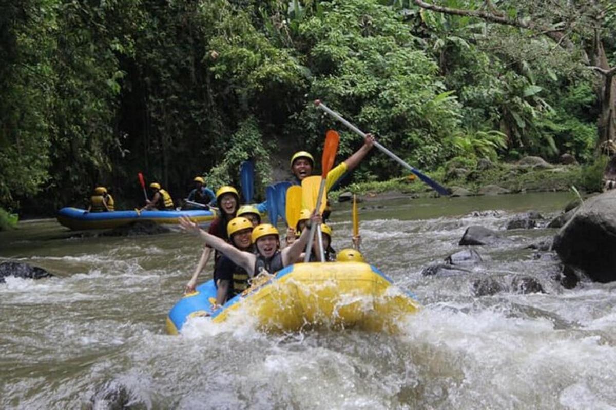 sekumpulan orang di atas rakit di sungai