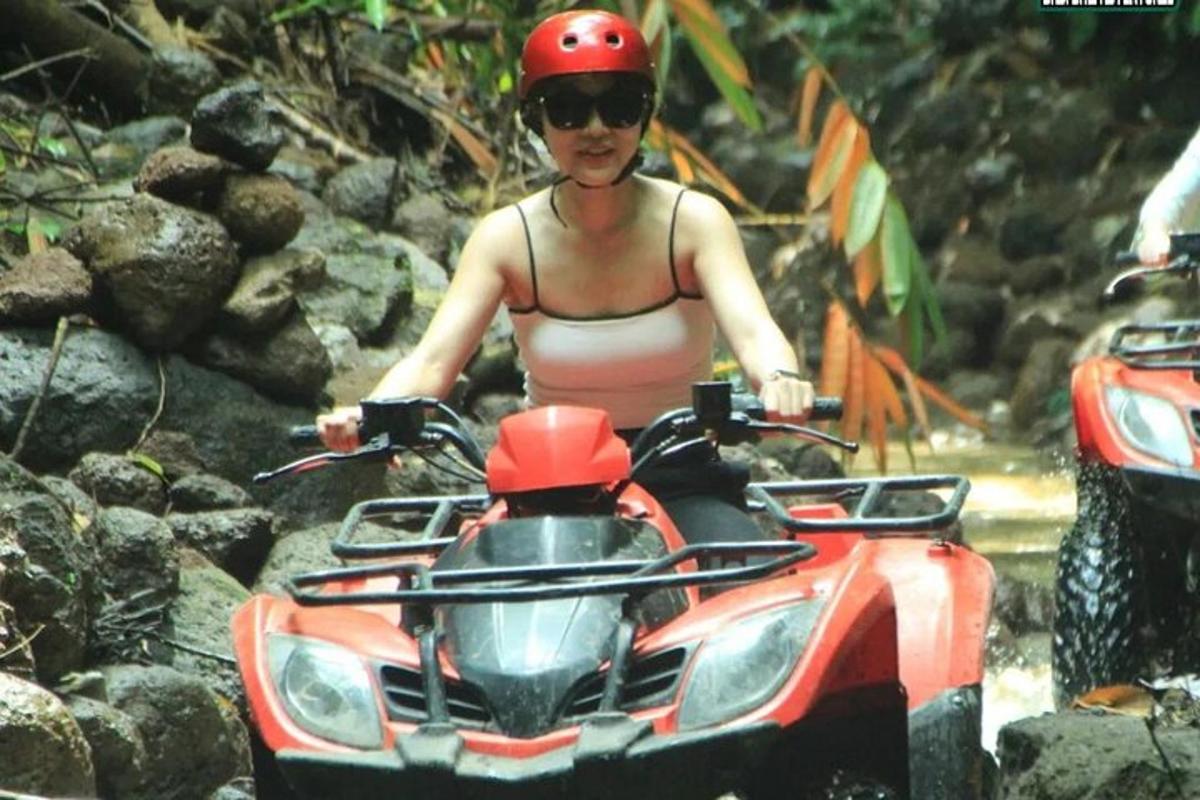 seorang wanita berbikini menunggang basikal quad