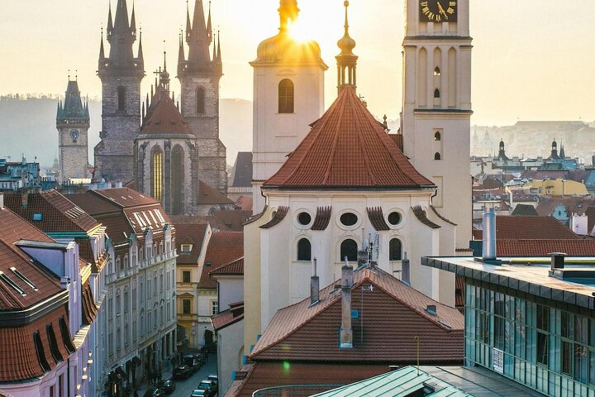 pohled na město s hodinovou věží
