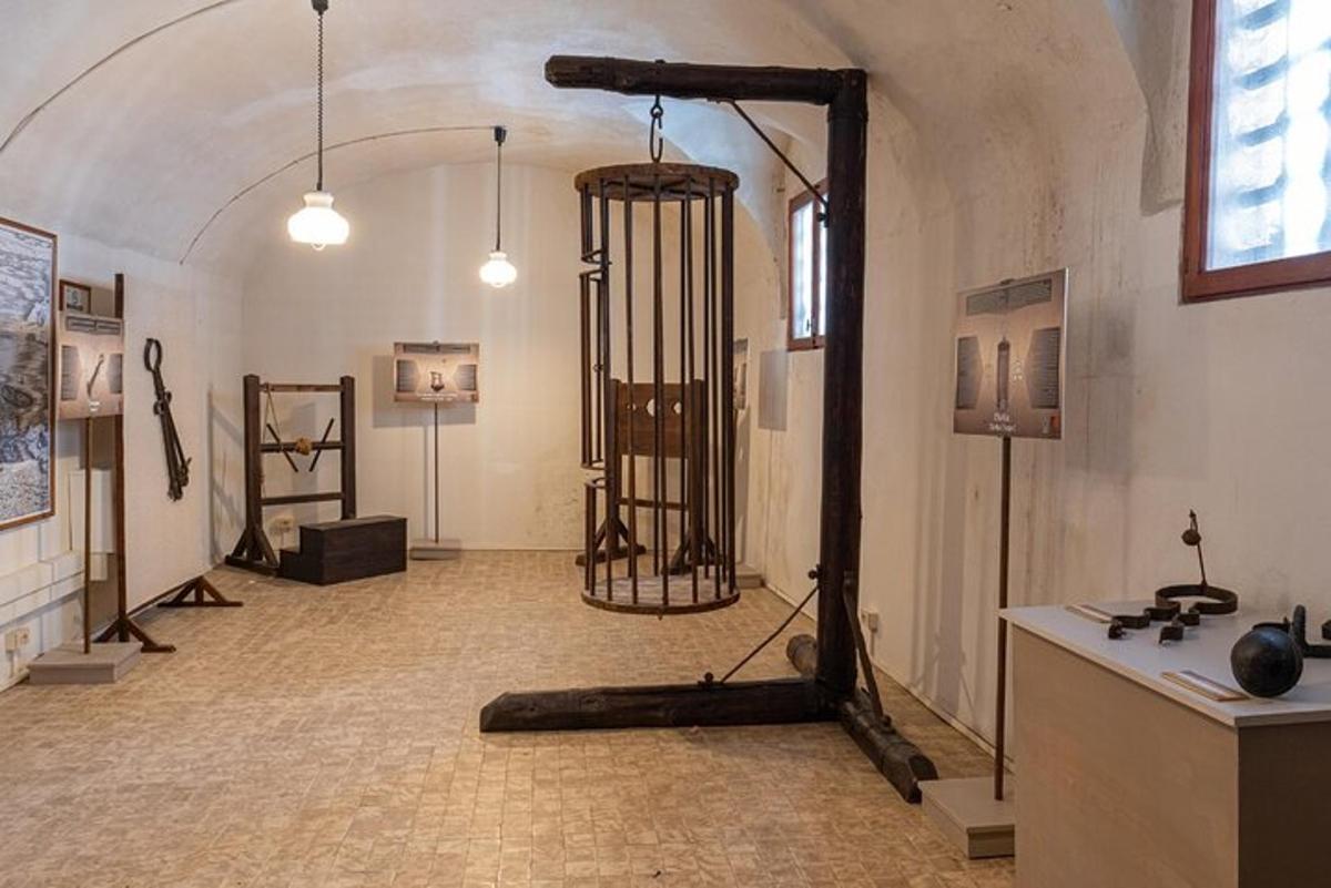 o cameră mare cu artefacte în ea