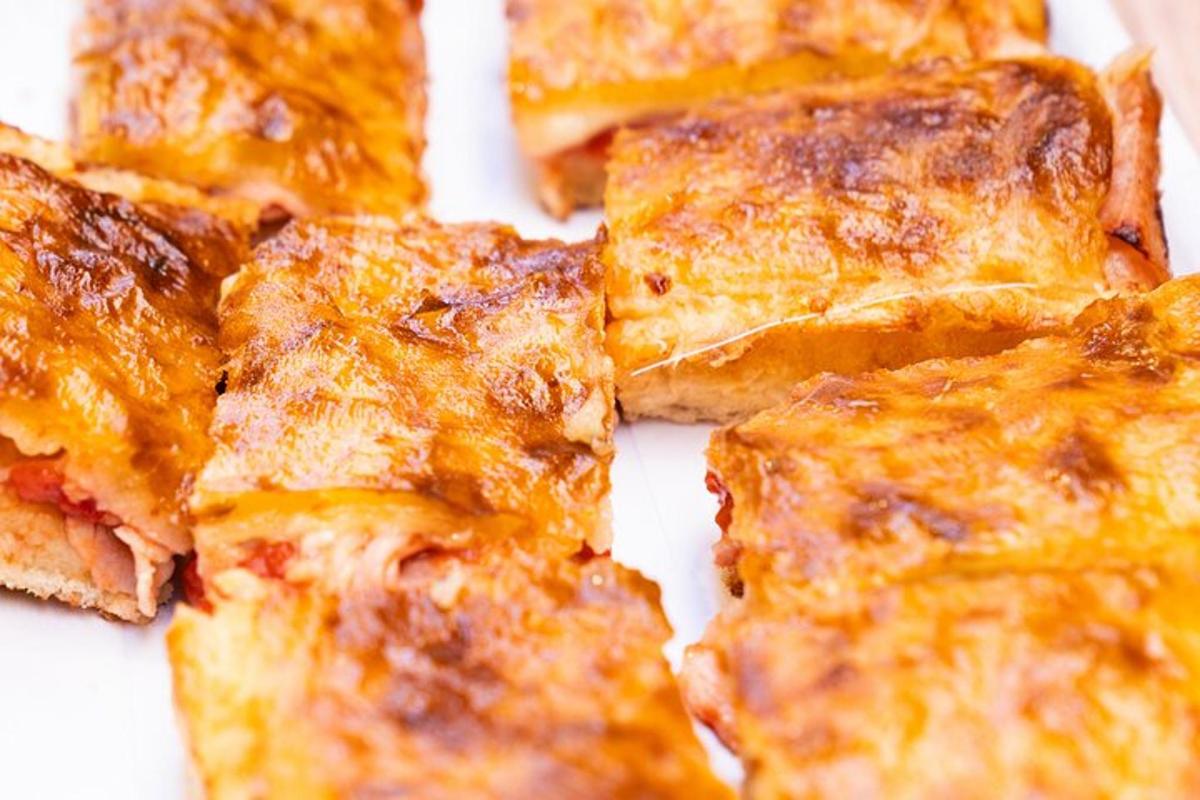 Nærmynd af hrúgu af pizzu