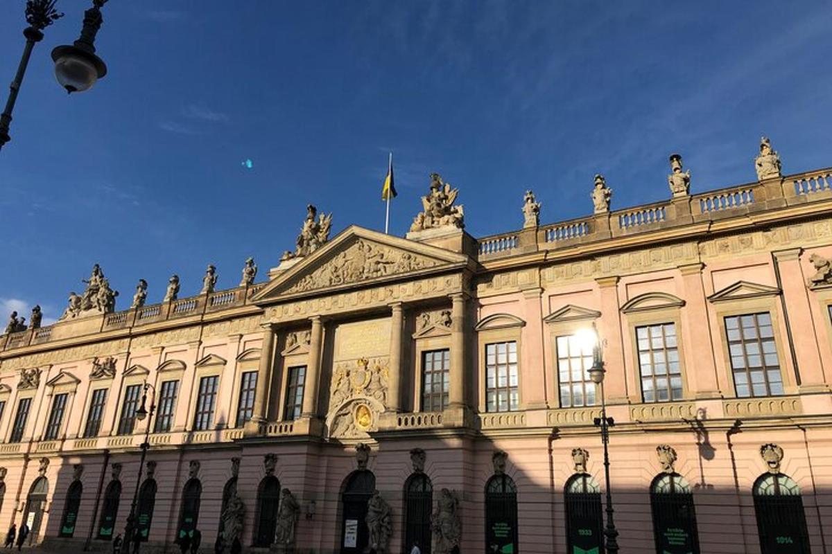 un grande edificio con una bandiera in cima