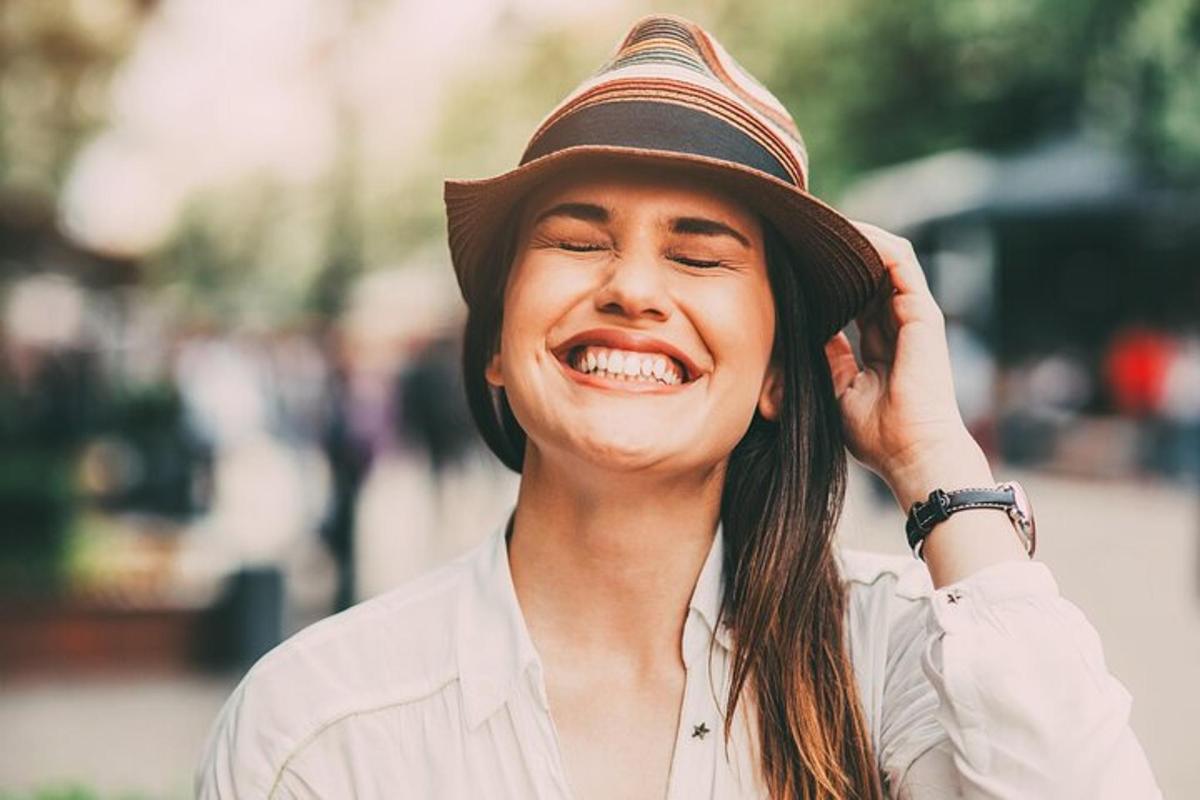 una donna che indossa un cappello e ride