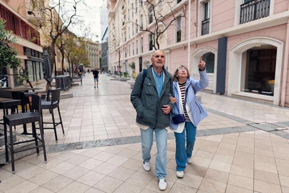un uomo e una donna che camminano lungo una strada
