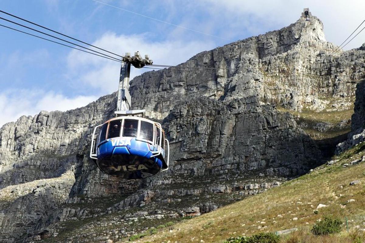 un telefèric davant d'una muntanya