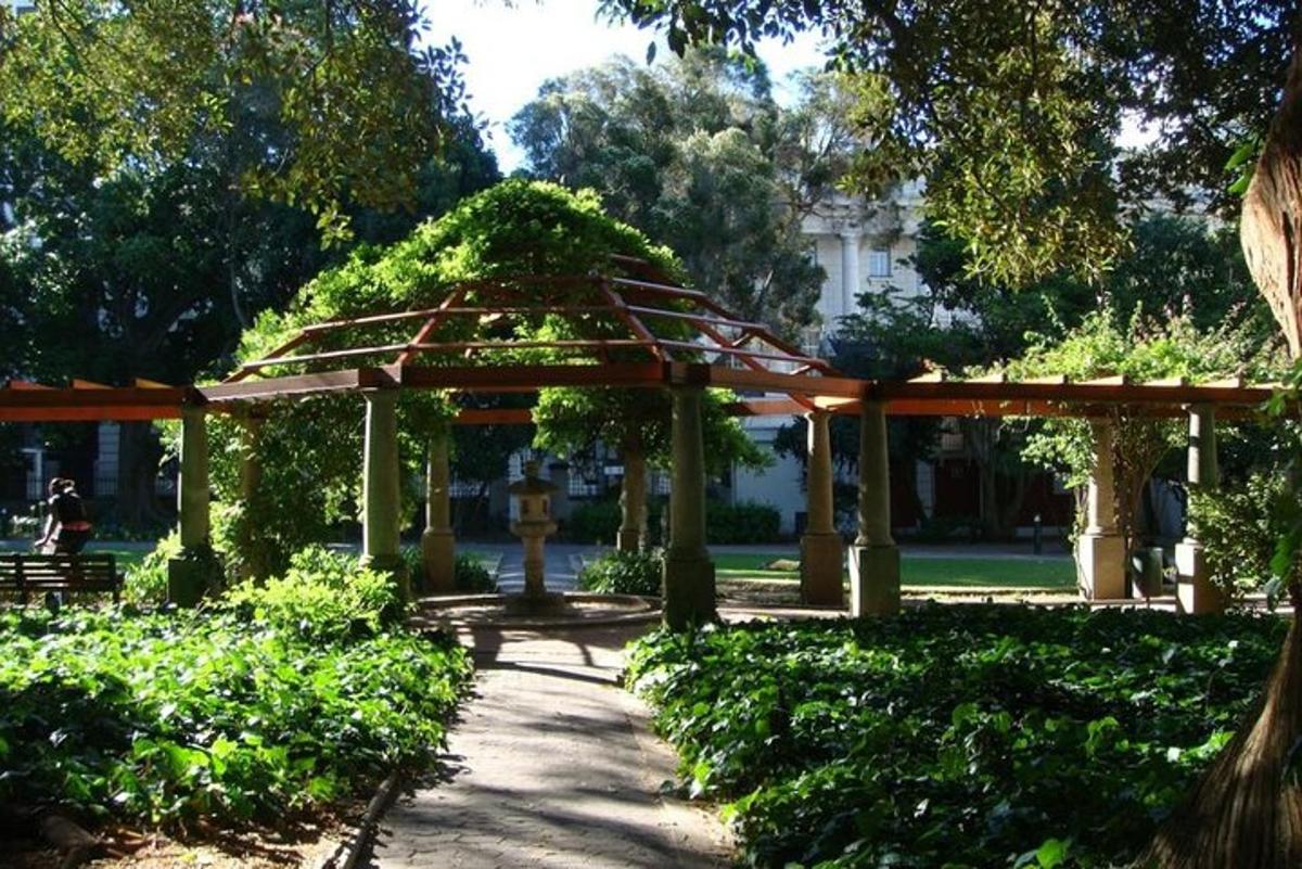 un pavelló en un parc amb arbres i arbustos
