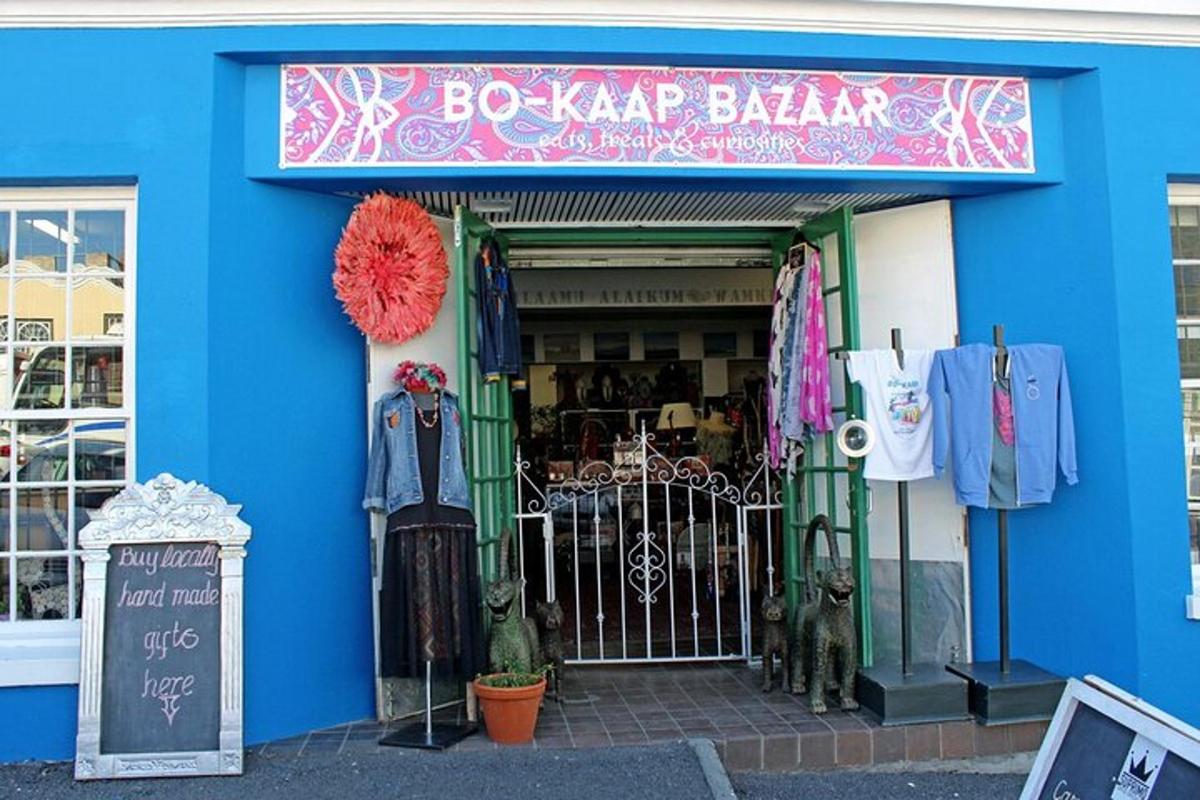 mėlynas pastatas su vartais priešais parduotuvę