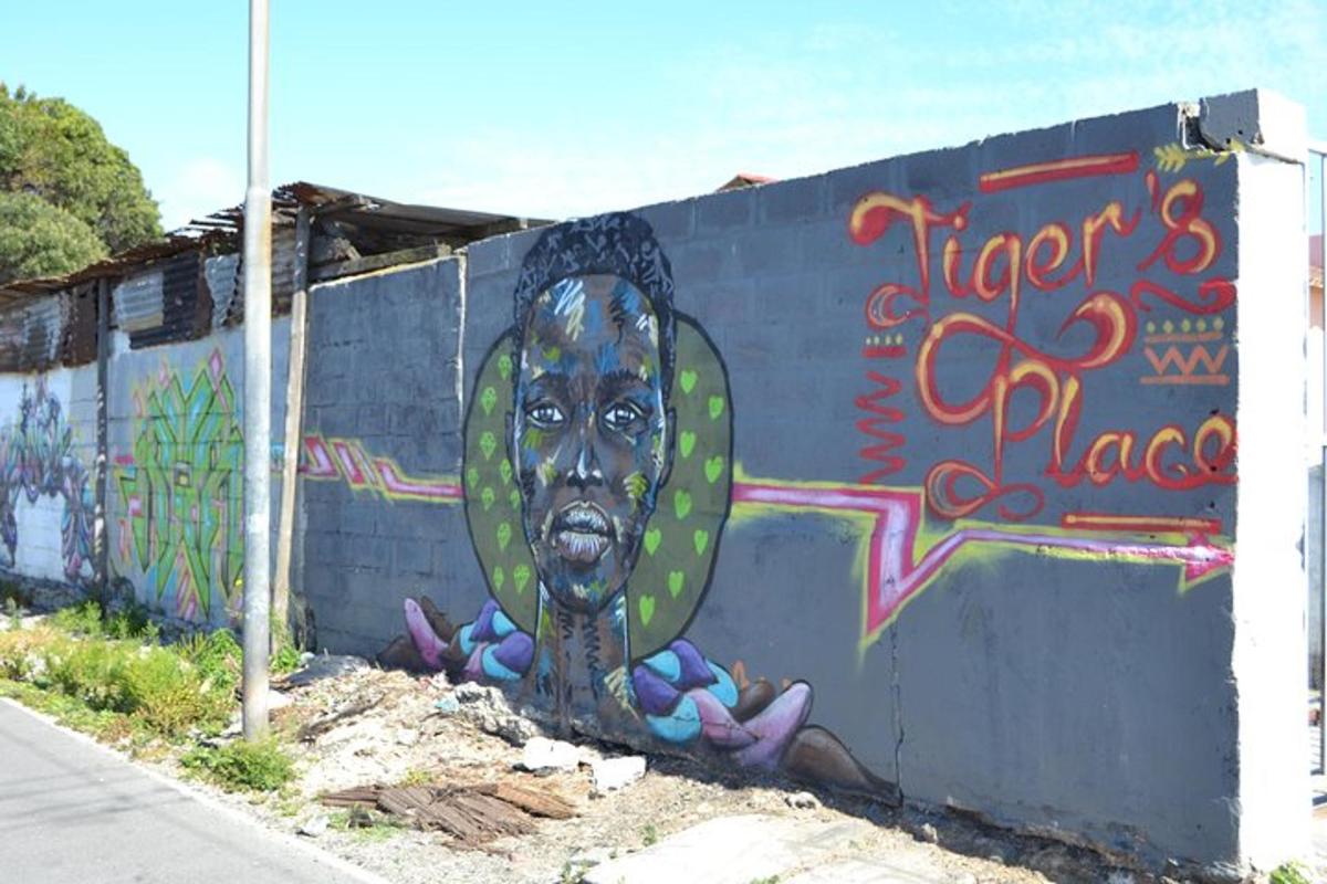 un muro con un dipinto di un cactus sopra