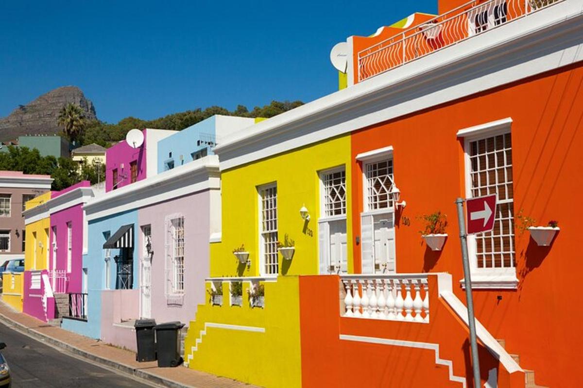 uma fileira de casas coloridas em uma rua
