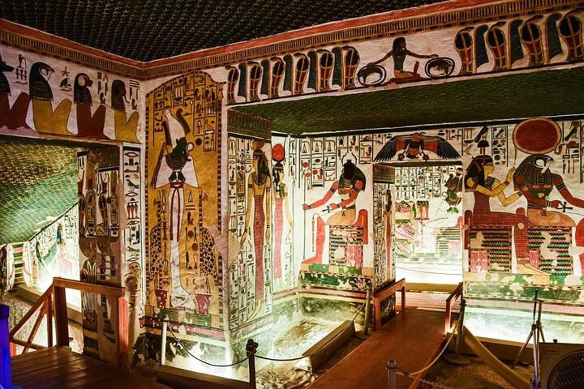 una stanza con un muro coperto di graffiti