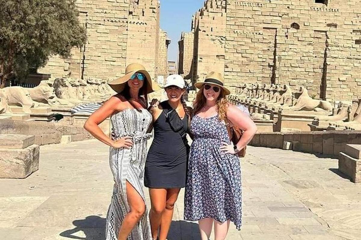 tre donne posano per una foto davanti a un edificio
