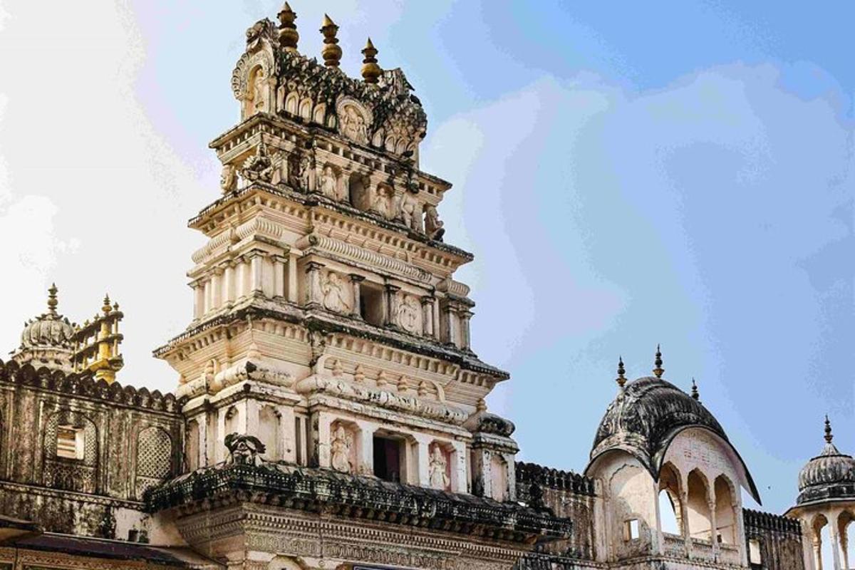 un gran edifici amb una torre a sobre