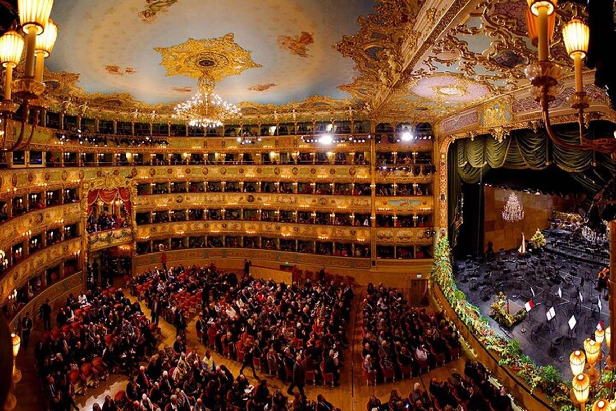 una gran multitud de personas en un gran auditorio