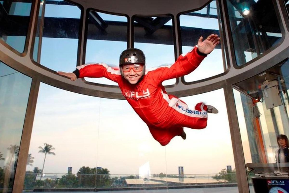 un uomo che salta in aria su un trampolino