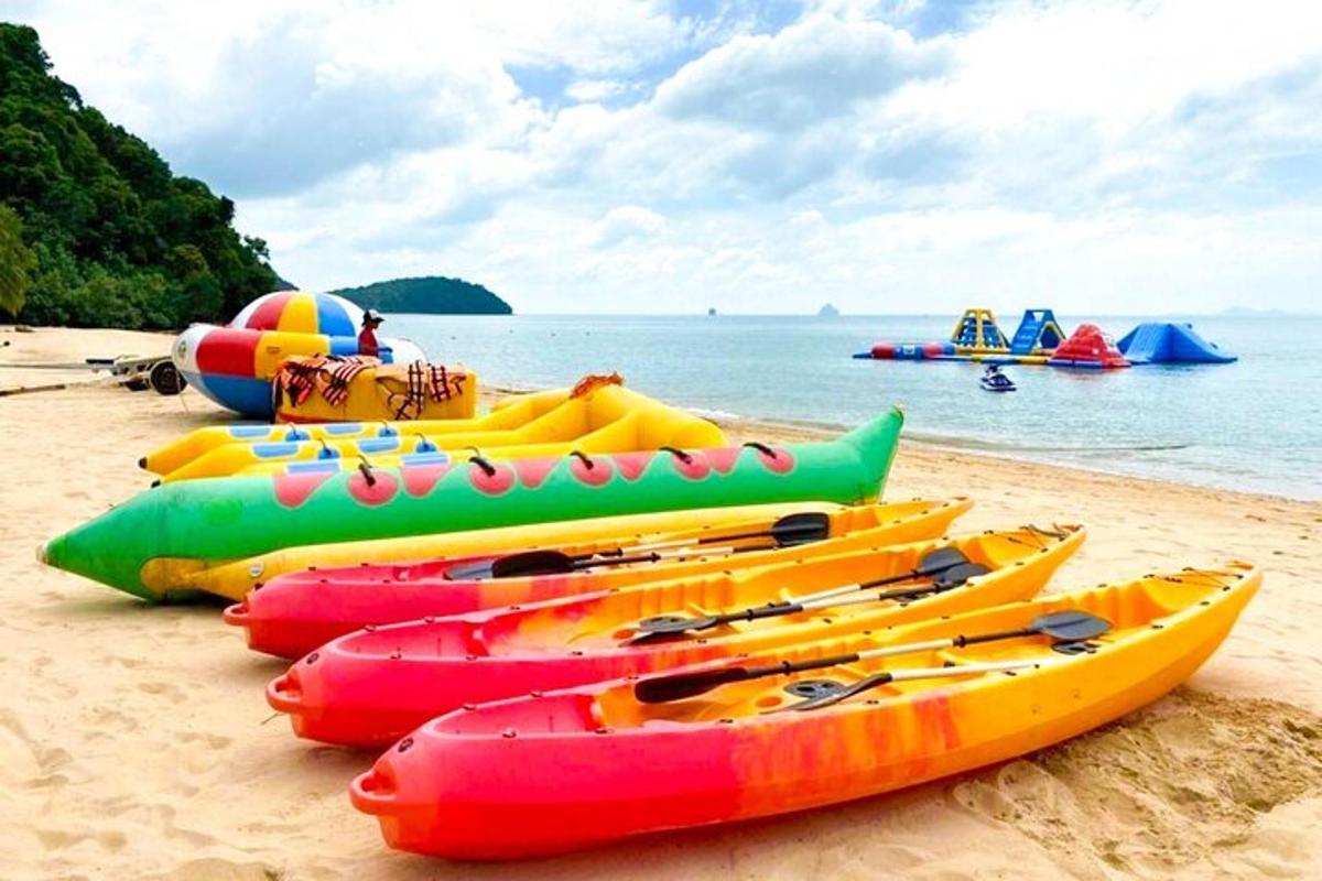 Un grupo de botes inflables sentados en una playa