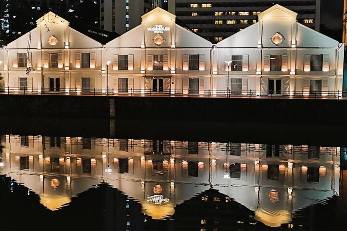 ein Gebäude mit seiner Spiegelung im Wasser bei Nacht