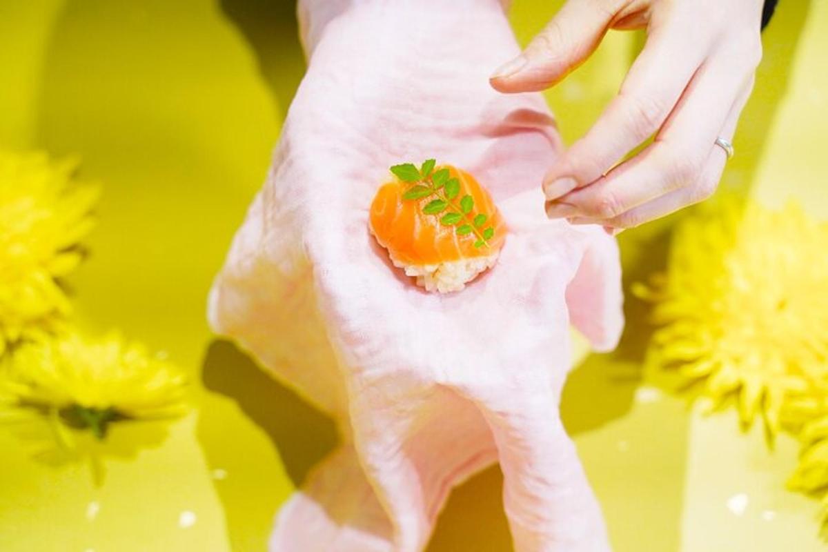 una persona che tiene in mano un piccolo frutto