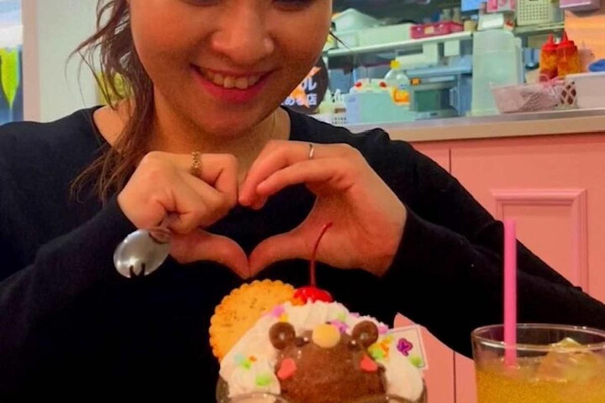 女性がケーキでハート型を作っている