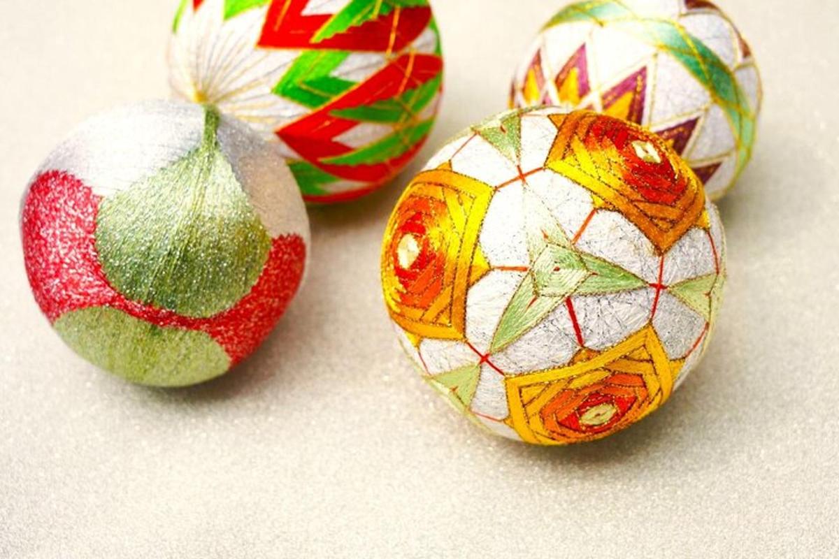 tre palline decorate appoggiate su un tavolo