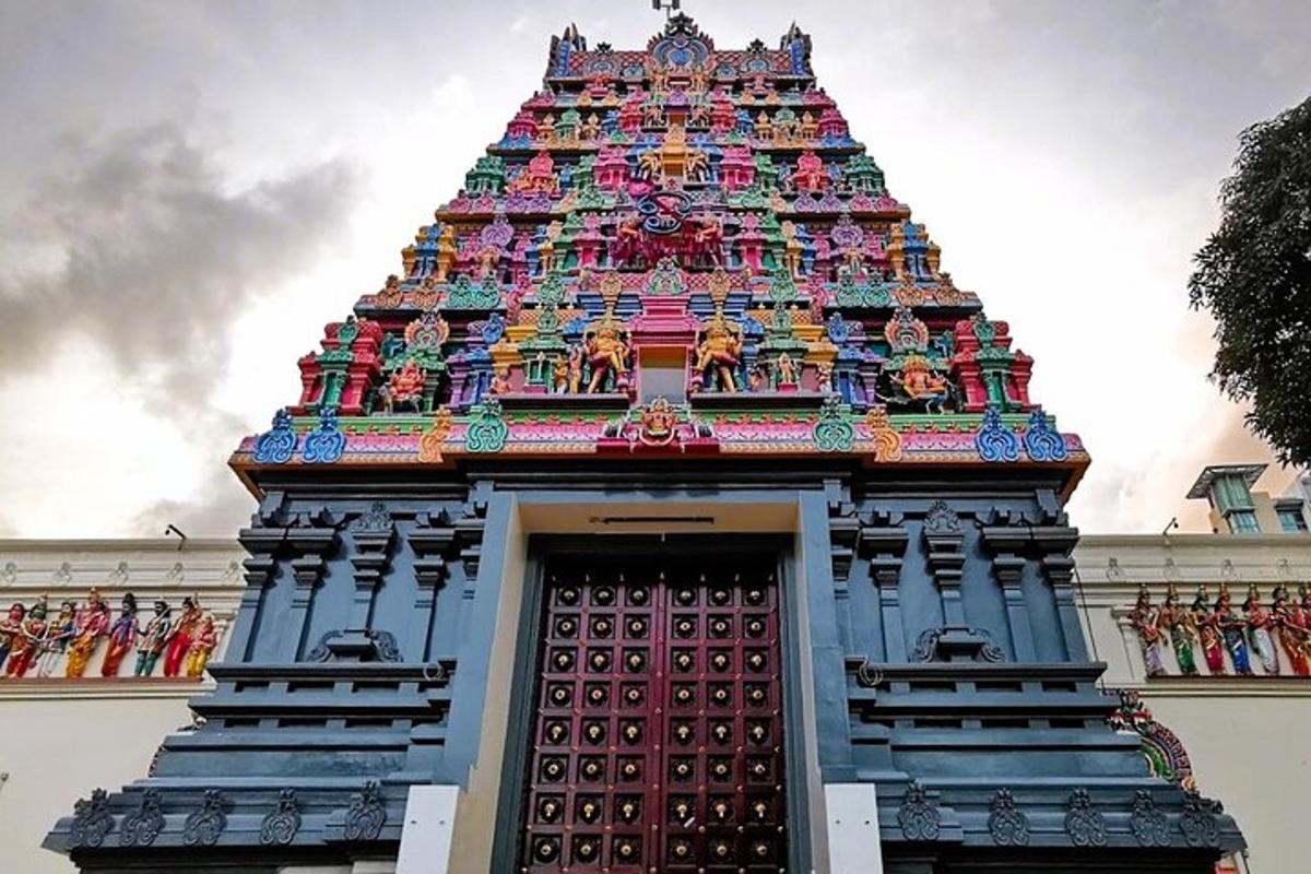 un edificio con una torre colorata in cima