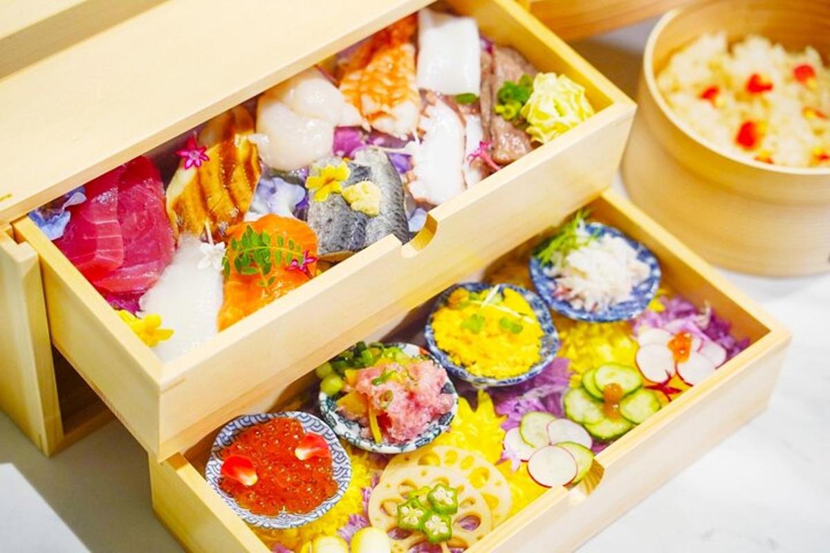 due scatole di legno piene di diversi tipi di sushi