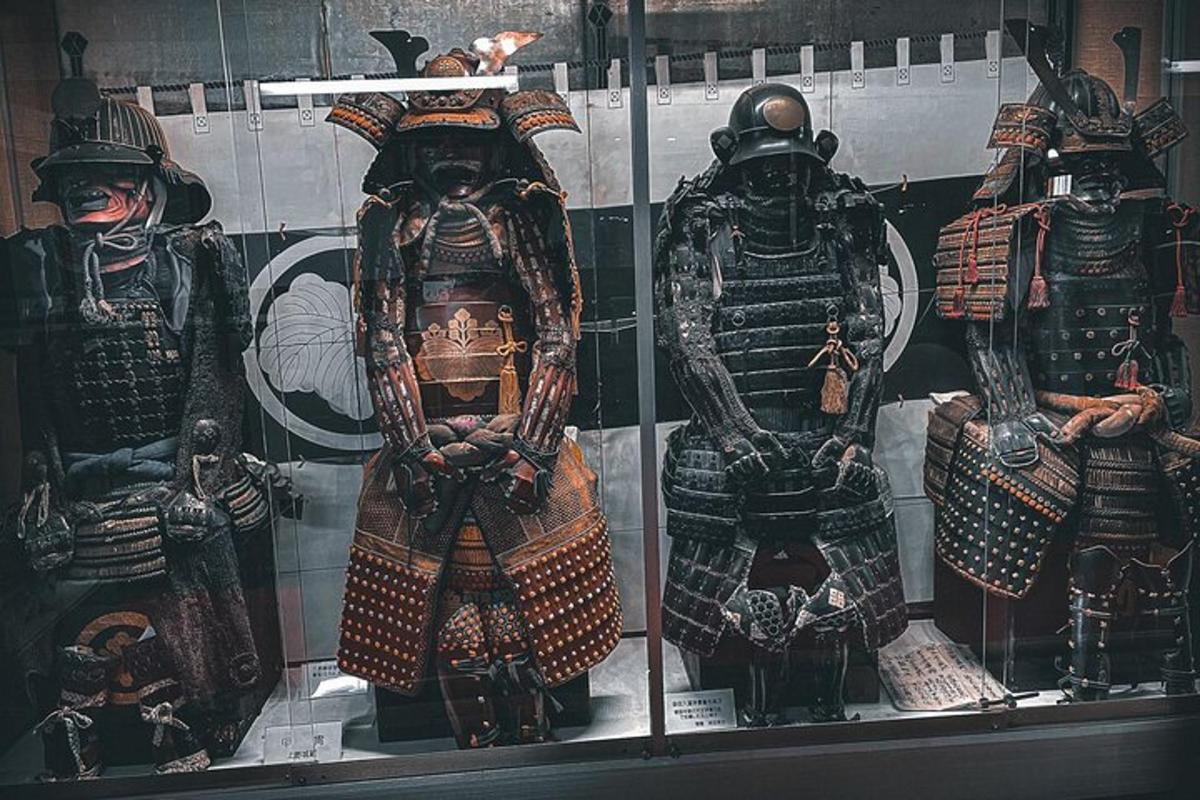 Un escaparate de un grupo de estatuas de samuráis.