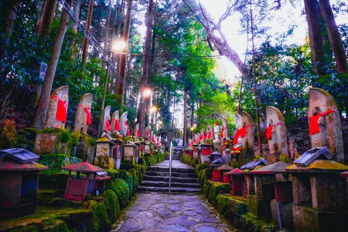 un sentiero attraverso una foresta con alberi e statue