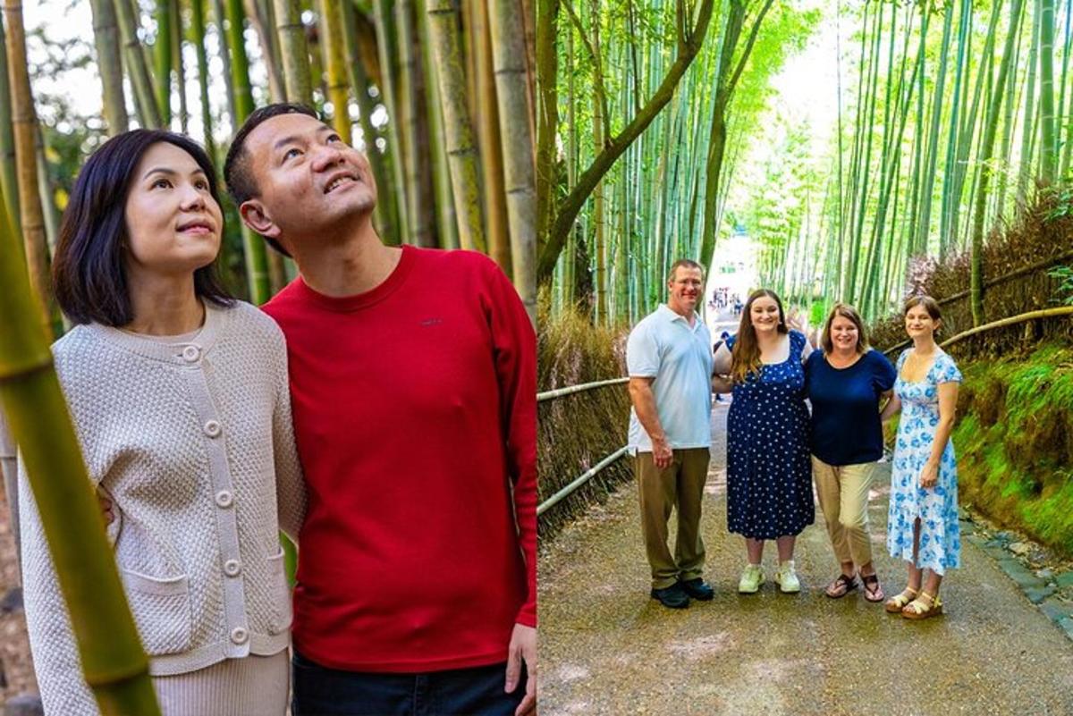 un grup de persones dempeus en un bosc de bambú