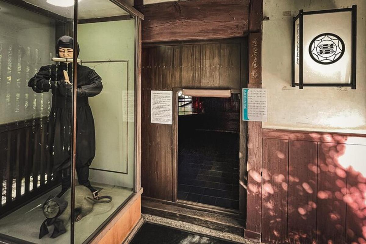 Una estatua de un hombre de pie en una ventana de un edificio.