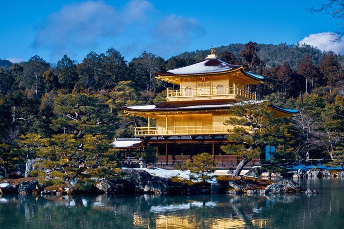 sebuah bangunan kuning besar di tepi tasik