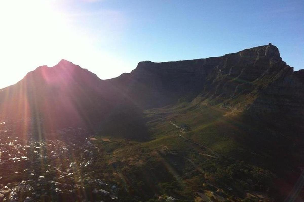 útsýni yfir fjall þar sem sólin skín á það
