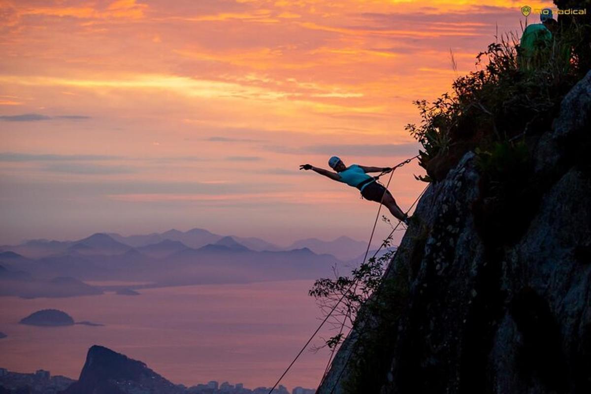 uma pessoa em pé no topo de uma montanha