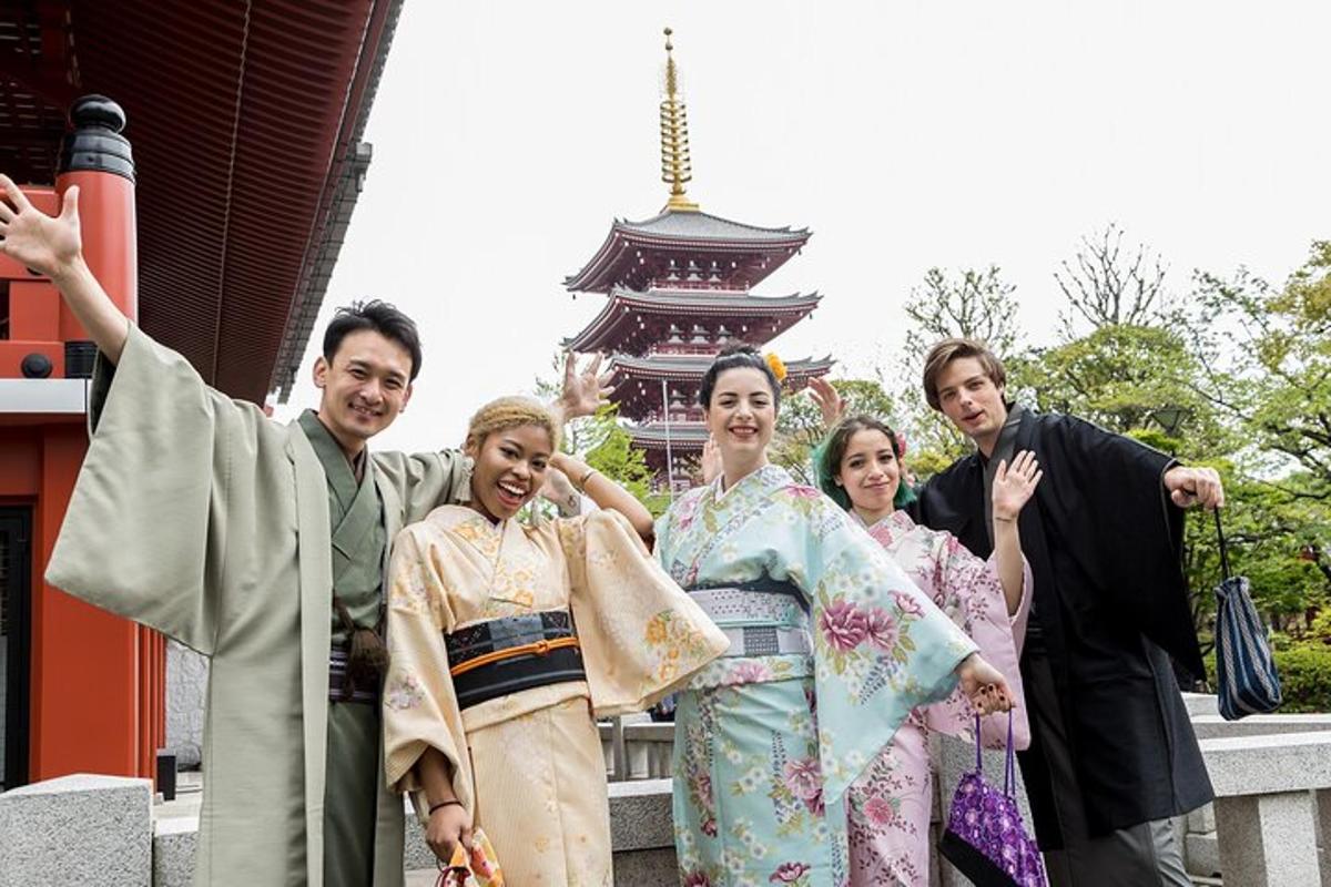 un grup de persones amb quimonos davant d'una pagoda