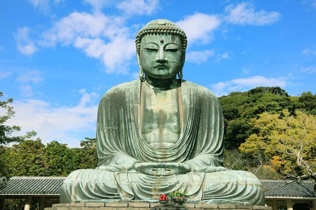 una gran estatua de un Buda en un parque